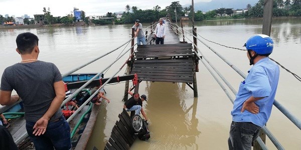 Khánh Hòa: Cầu Phú Kiểng bị gãy, 3 người rớt xuống sông - ảnh 3