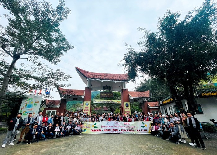 “Hành trình theo dấu chân Bác” ở Lào- Thái Lan: Bài 2 - Trên chặng đường hoà bình, hữu nghị mà Bác đã dựng xây - Anh 10