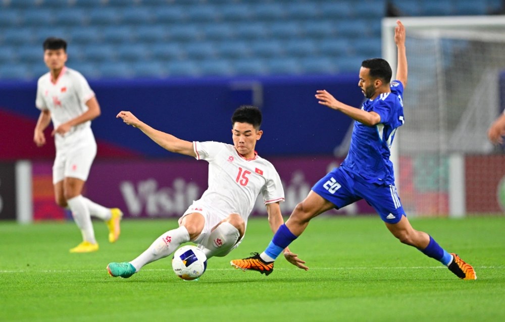 Tiền đạo Đình Bắc trong pha tranh chấp với cầu thủ U23 Kuwait