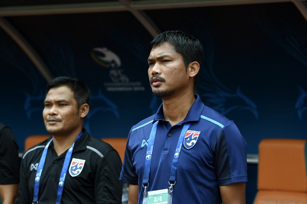 HLV Issara Sritaro của U23 Thái Lan bình thản đón nhận thảm bại của đội nhà