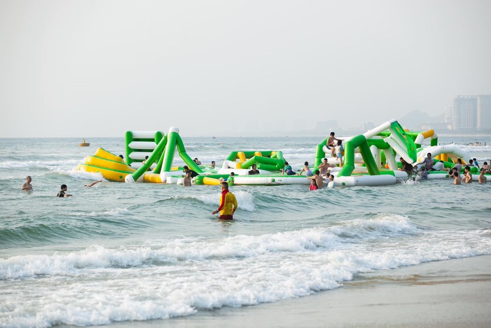 Ngày lễ 30.4, các bãi biển Đà Nẵng đông kín người - ảnh 4
