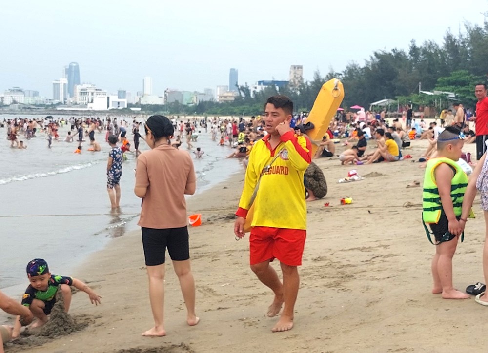 Ngày lễ 30.4, các bãi biển Đà Nẵng đông kín người - ảnh 2