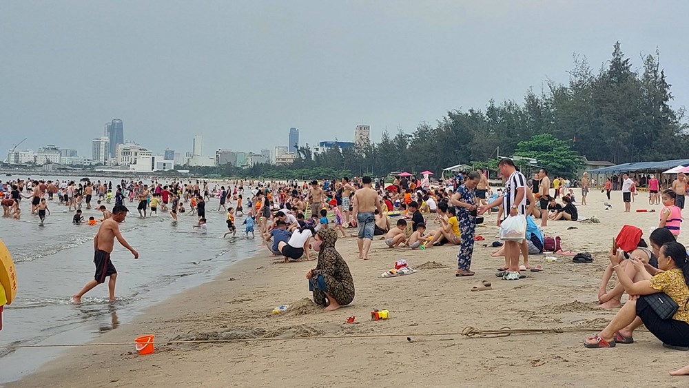 Ngày lễ 30.4, các bãi biển Đà Nẵng đông kín người - ảnh 1