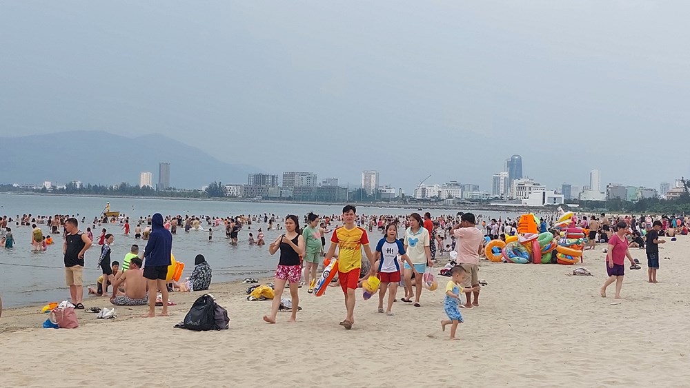 Ngày lễ 30.4, các bãi biển Đà Nẵng đông kín người - ảnh 3