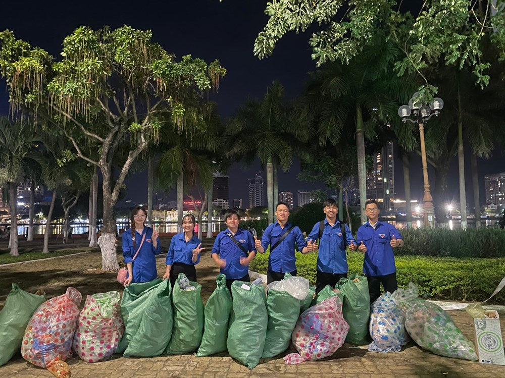 Chung tay dọn rác sau đêm khai mạc Lễ hội pháo hoa quốc tế Đà Nẵng - ảnh 1