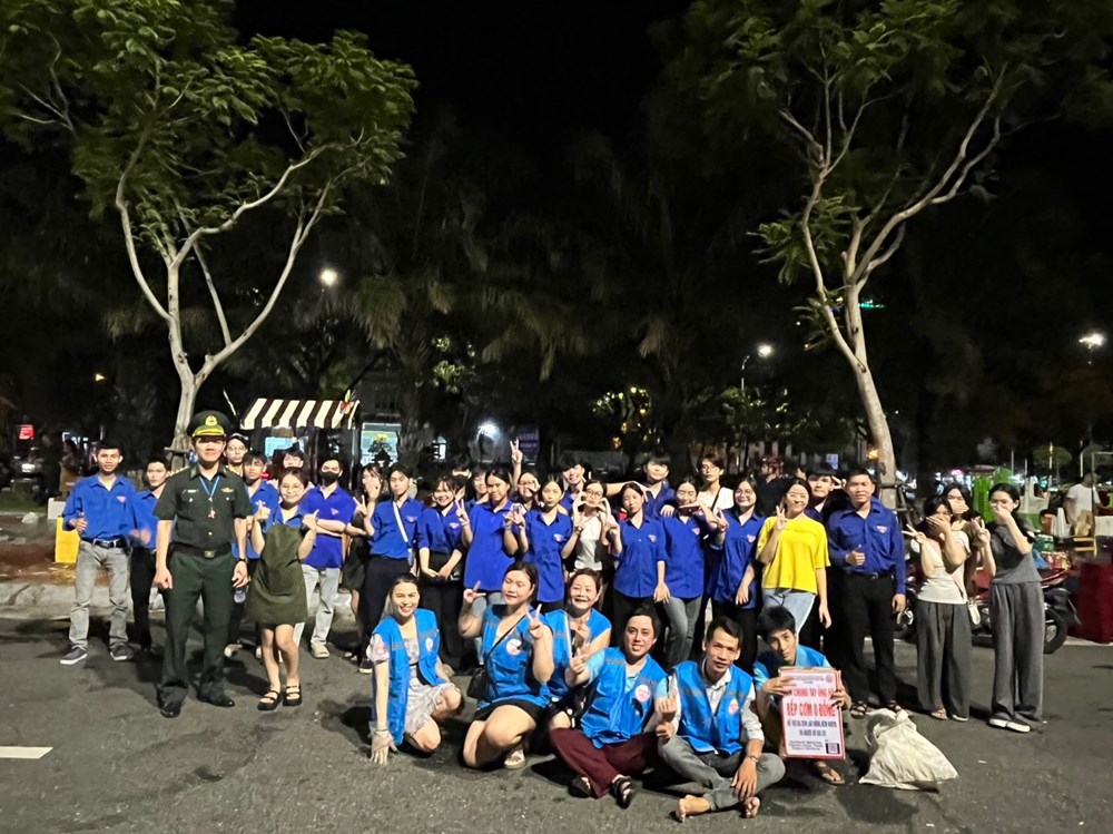 Chung tay dọn rác sau đêm khai mạc Lễ hội pháo hoa quốc tế Đà Nẵng - ảnh 6