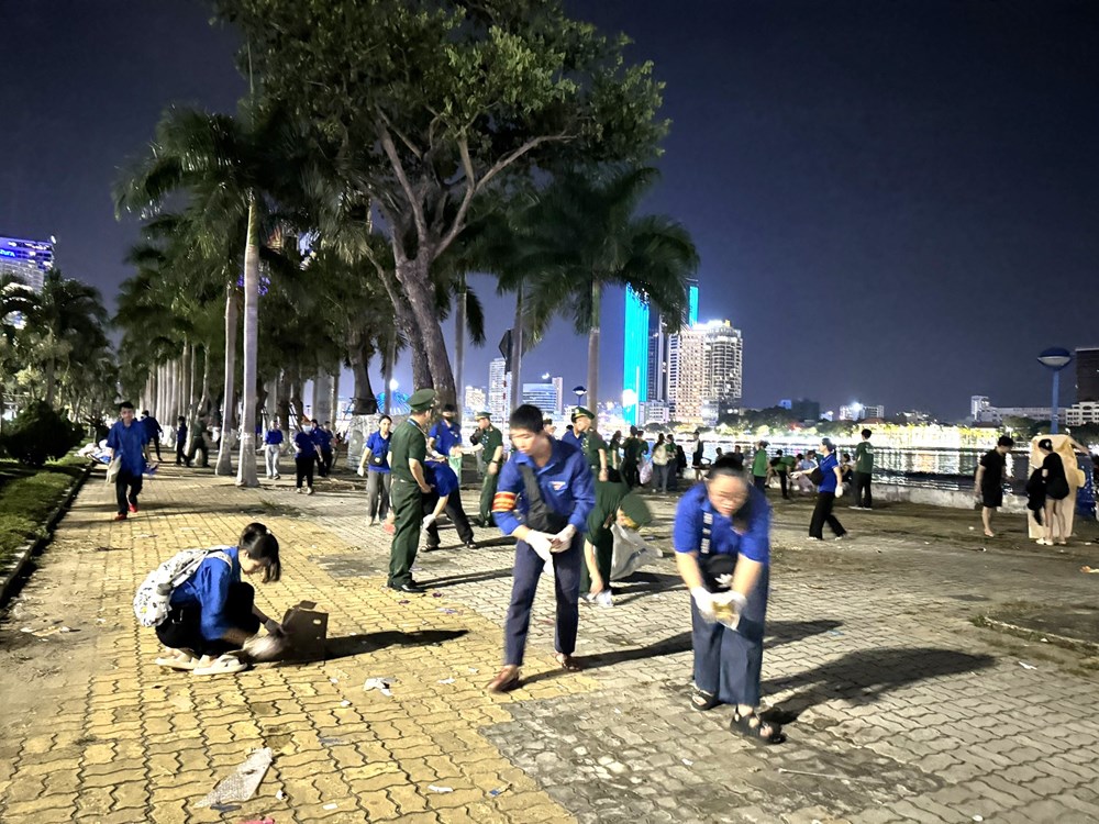 Chung tay dọn rác sau đêm khai mạc Lễ hội pháo hoa quốc tế Đà Nẵng - ảnh 2