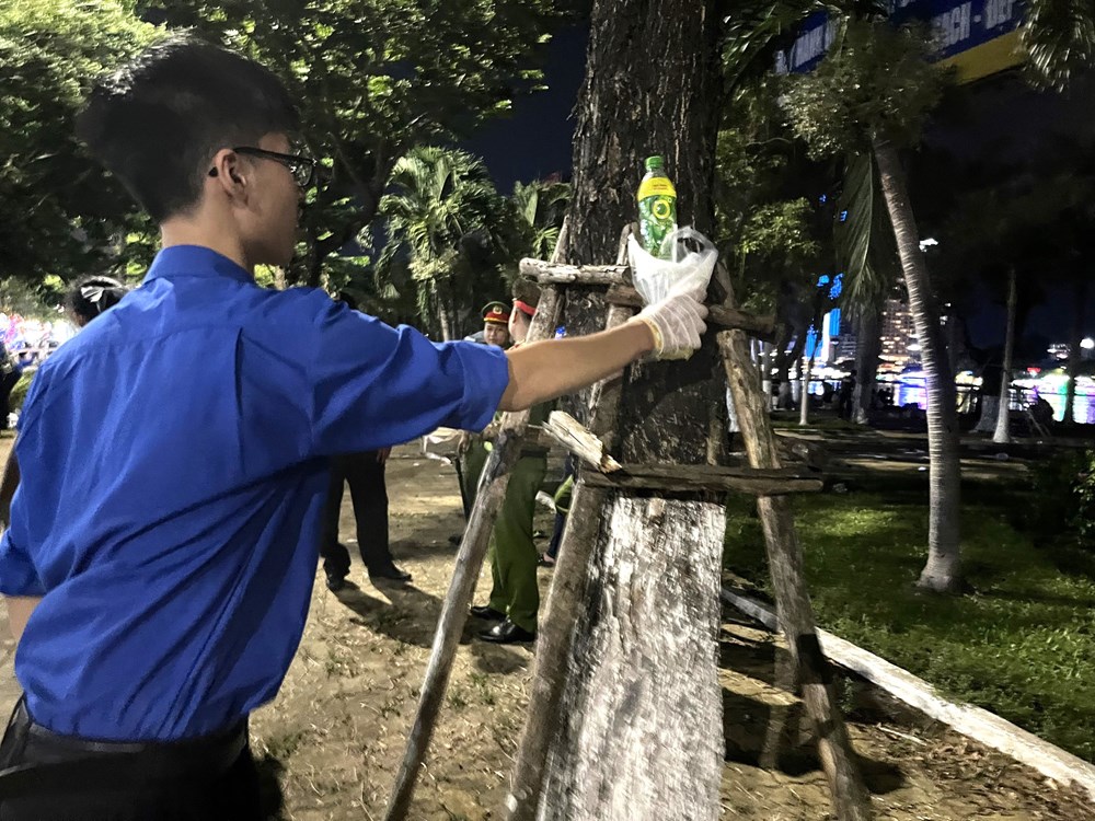 Chung tay dọn rác sau đêm khai mạc Lễ hội pháo hoa quốc tế Đà Nẵng - ảnh 3