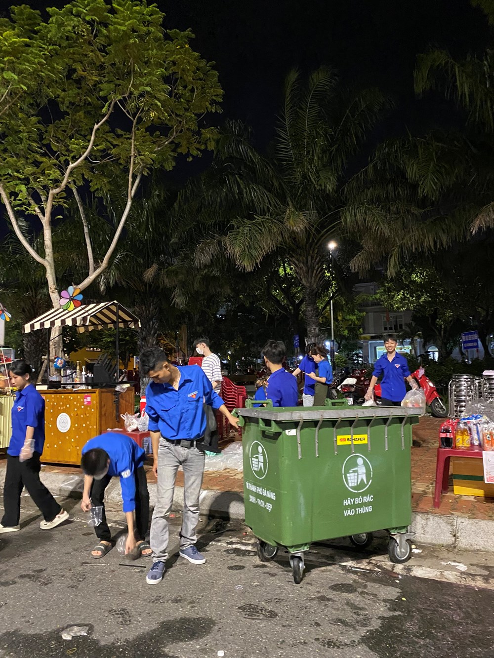 Chung tay dọn rác sau đêm khai mạc Lễ hội pháo hoa quốc tế Đà Nẵng - ảnh 4