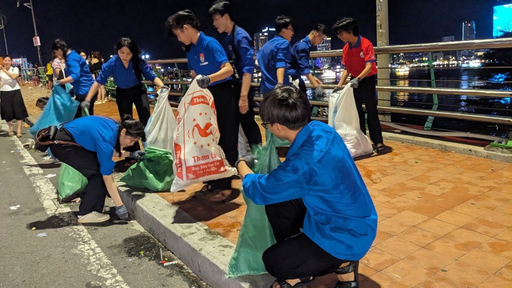 Chung tay dọn rác sau đêm khai mạc Lễ hội pháo hoa quốc tế Đà Nẵng - ảnh 5