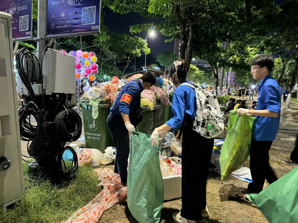 Thu gom gần 34 tấn rác trong đêm thứ 2 Lễ hội pháo hoa quốc tế Đà Nẵng - ảnh 1