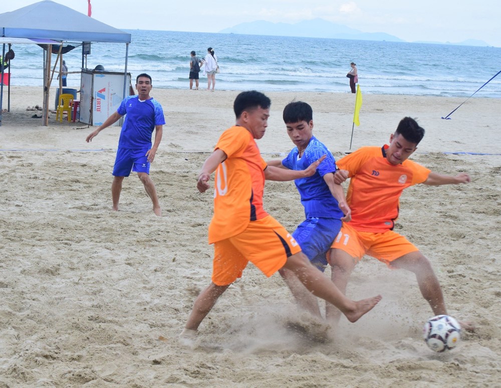 Đà Nẵng: Sôi nổi giải bóng đá, bóng chuyền bãi biển - ảnh 2