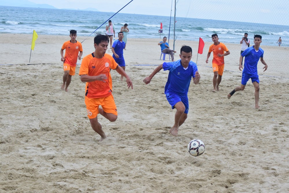 Đà Nẵng: Sôi nổi giải bóng đá, bóng chuyền bãi biển - ảnh 1