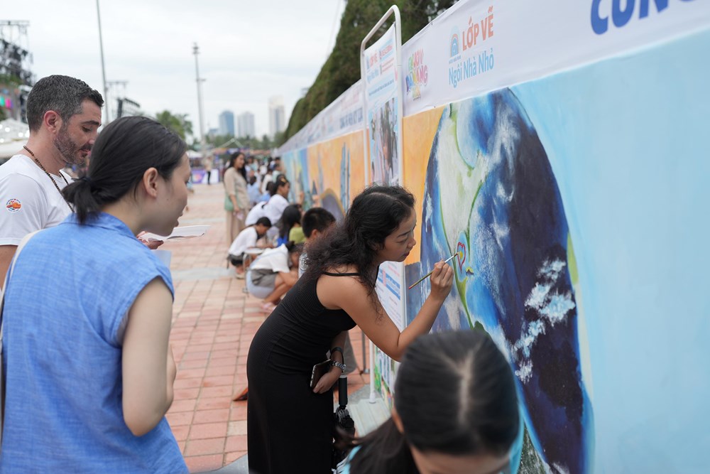 Đà Nẵng:  Người dân và du khách cùng nhau vẽ bức tranh dài nhất Việt Nam - ảnh 3