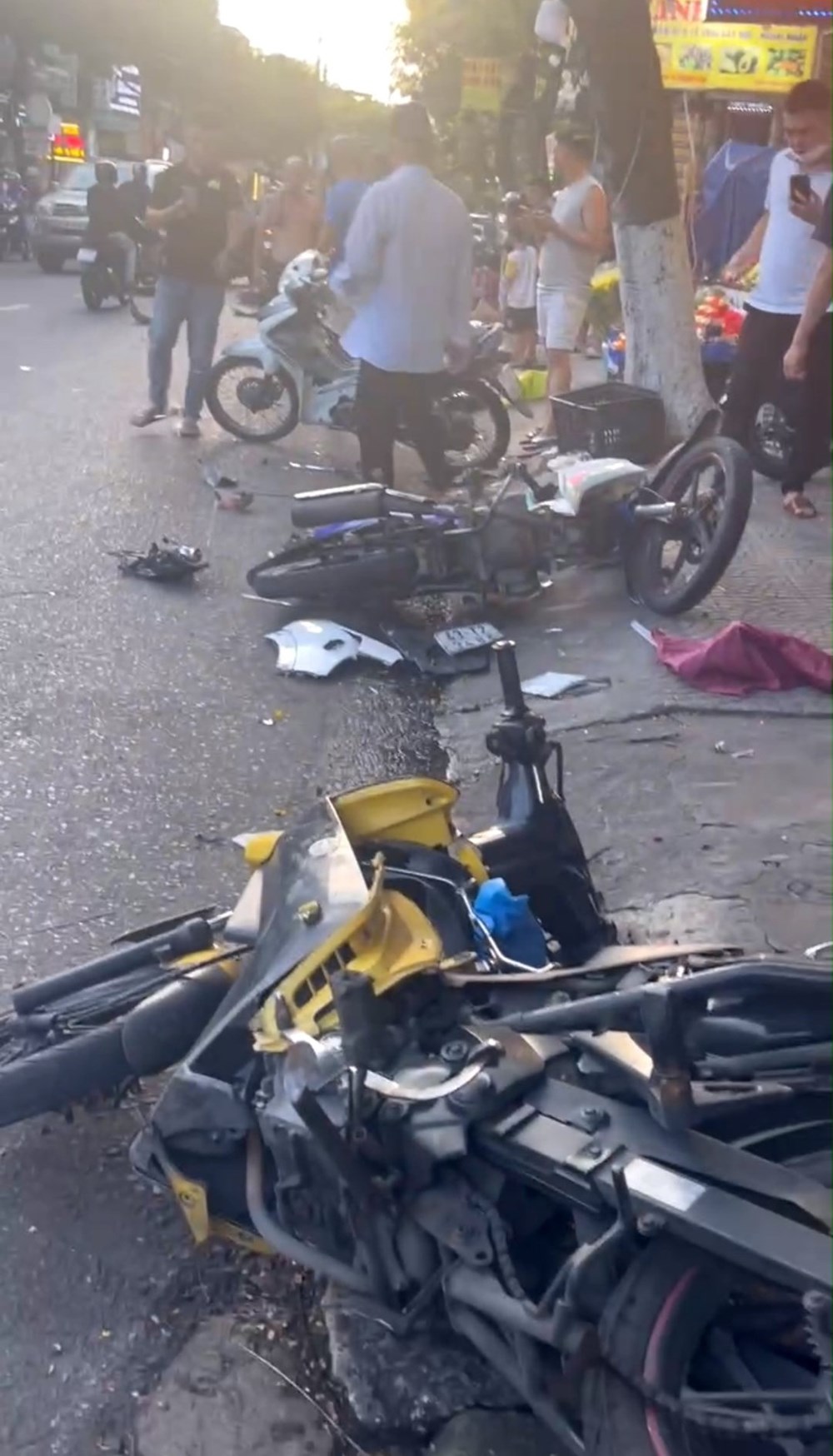  Ô tô tông nát 6 xe máy dưới lòng đường, một người nhập viện - ảnh 1