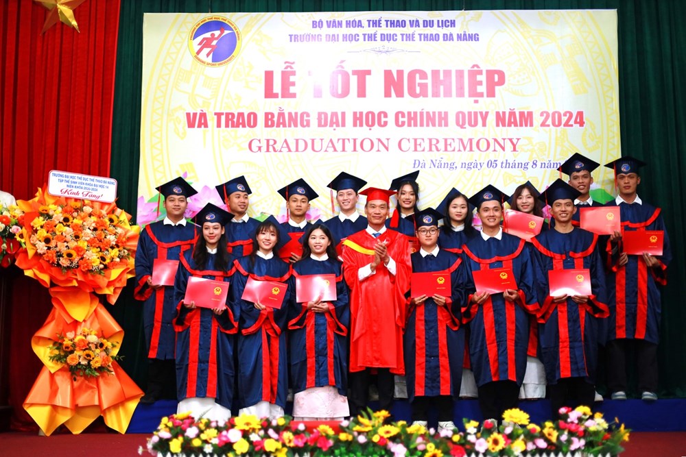 Tổ chức Lễ tốt nghiệp và trao bằng Đại học năm 2024 - ảnh 1