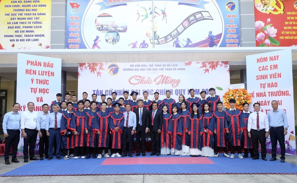 Tổ chức Lễ tốt nghiệp và trao bằng Đại học năm 2024 - ảnh 2