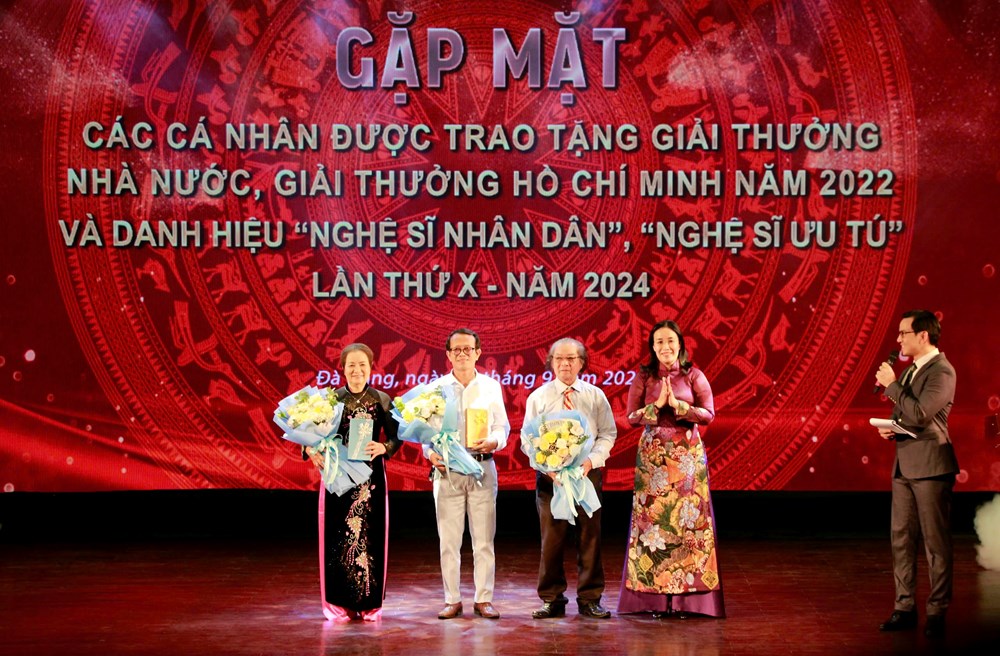  TP Đà Nẵng gặp gỡ, vinh danh 13 nghệ sĩ được giải thưởng cao quý  - ảnh 2