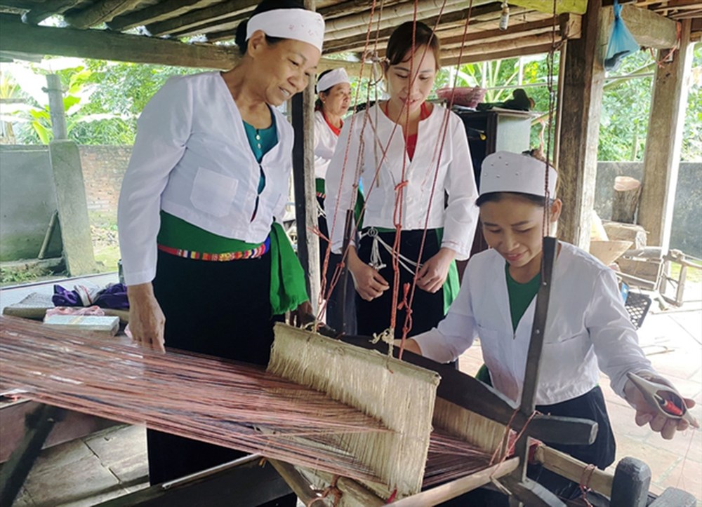 Đưa nghề dệt thổ cẩm của người Mường Phú Thọ trở thành sản phẩm du lịch ...