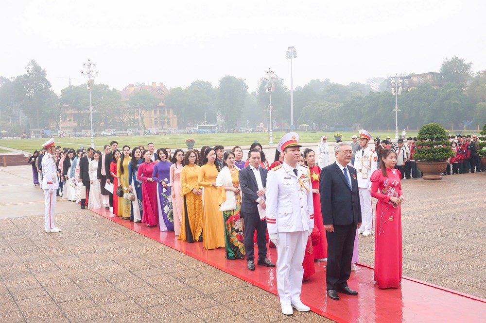 Nỗ lực đưa áo dài Việt vươn cao, bay xa - ảnh 1