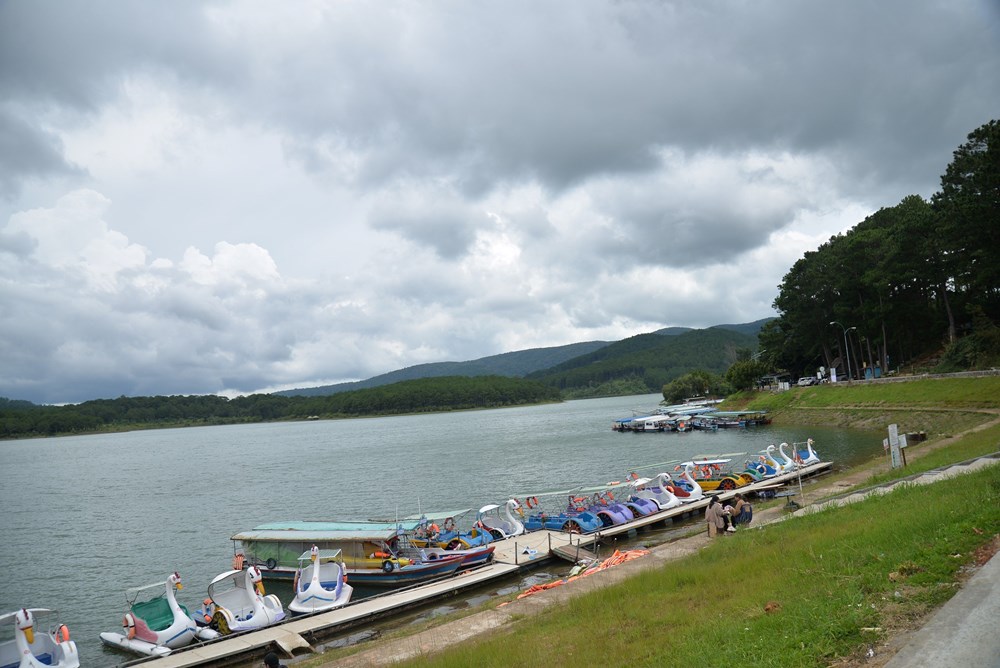 Yêu cầu chấm dứt các hoạt động dịch vụ trên mặt nước tại KDL Quốc gia hồ Tuyền Lâm - ảnh 1