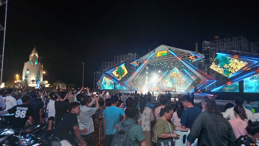 Khánh Hòa đón gần một triệu lượt khách tham quan trong dịp lễ 30.4 và 1.5 - ảnh 3