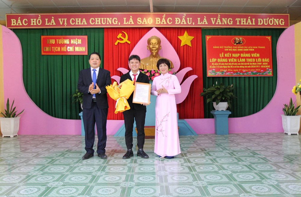 Kết nạp 4 đảng viên tại Khu tưởng niệm Chủ tịch Hồ Chí Minh - ảnh 1