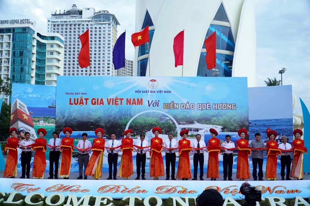 Trưng bày 300 bức ảnh về biển đảo quê hương Việt Nam - ảnh 1