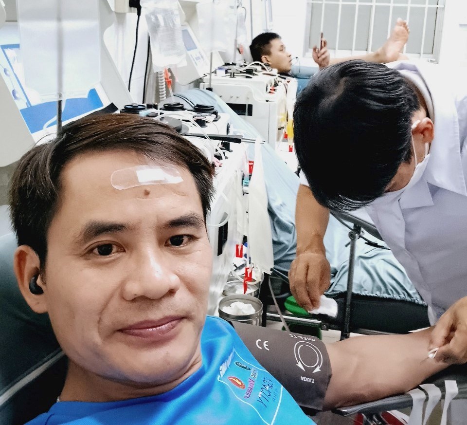 Thầy giáo 30 lần hiến máu tình nguyện cứu bệnh nhân hiểm nghèo - ảnh 1