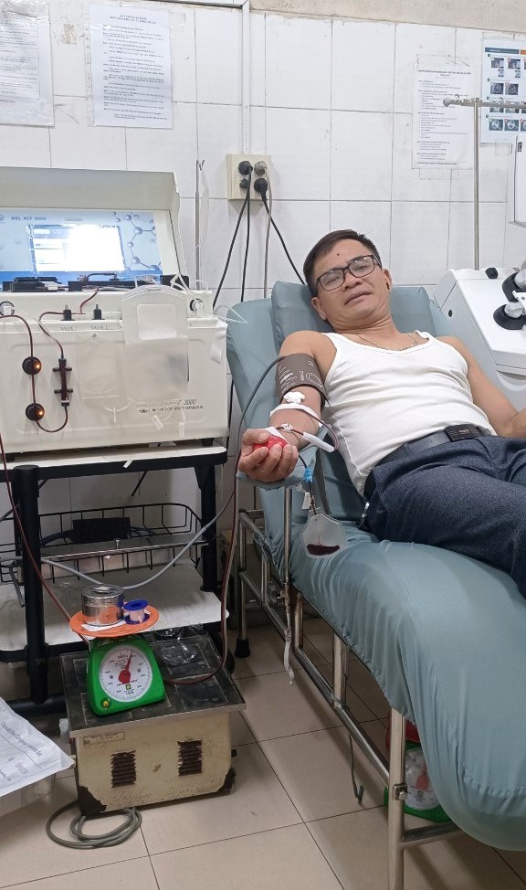 Thầy giáo 30 lần hiến máu tình nguyện cứu bệnh nhân hiểm nghèo - ảnh 2