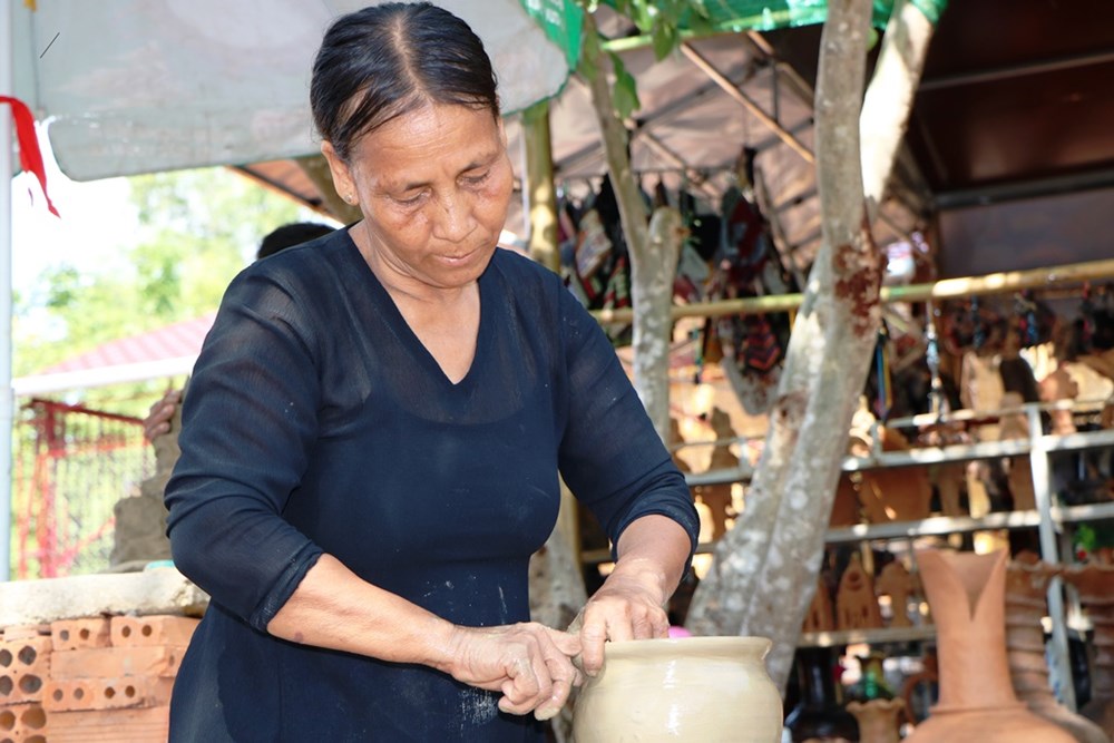 Đưa gốm Chăm đến gần hơn với bạn bè, du khách - ảnh 2