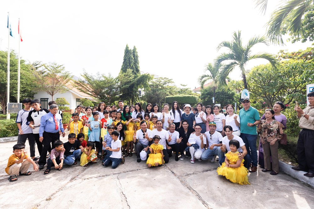 Các nghệ sĩ, diễn viên, hoa hậu thăm và tặng quà  Làng trẻ em SOS Nha Trang - ảnh 1