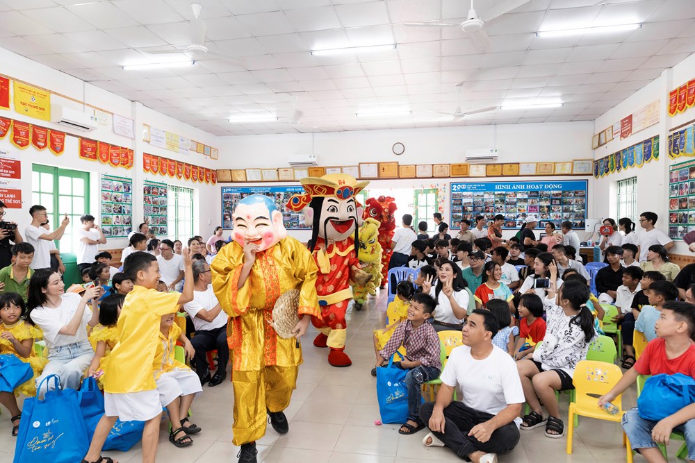 Các nghệ sĩ, diễn viên, hoa hậu thăm và tặng quà  Làng trẻ em SOS Nha Trang - ảnh 2