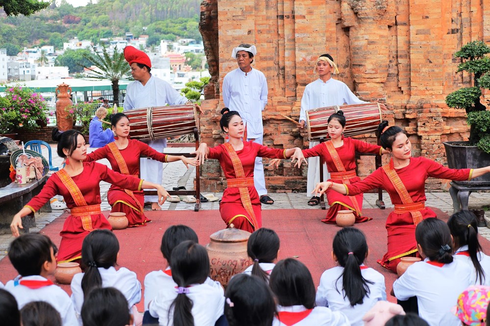 Tết Trung thu cho hơn 200 học sinh đồng bào Raglai - ảnh 1