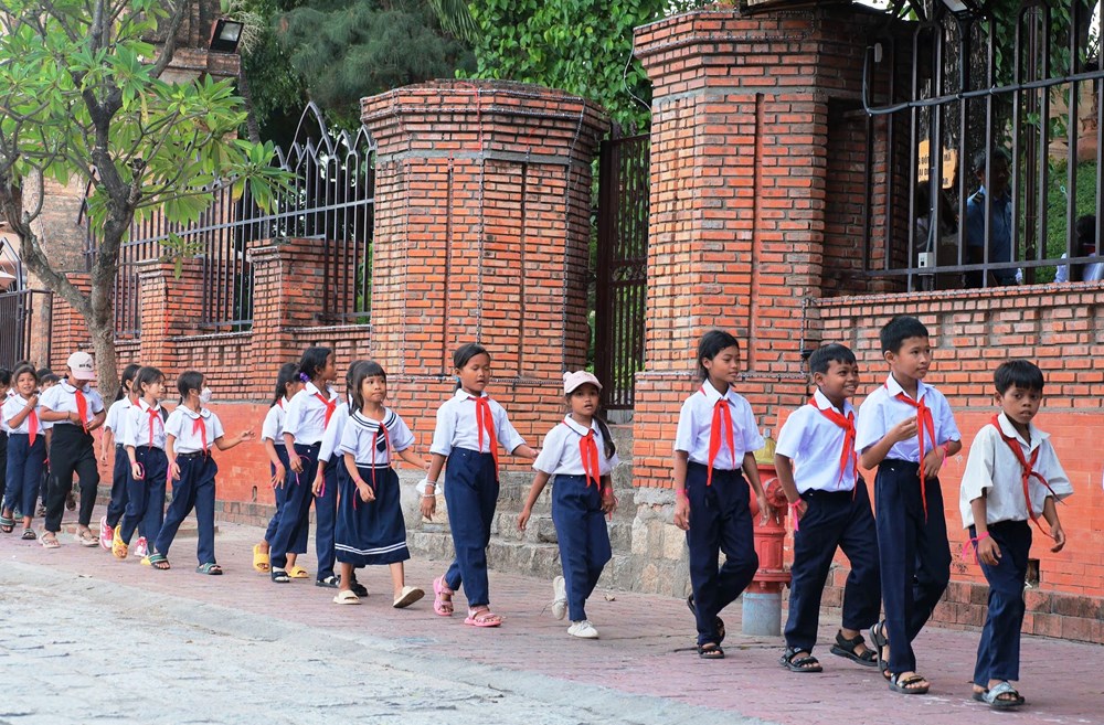 Tết Trung thu cho hơn 200 học sinh đồng bào Raglai - ảnh 2