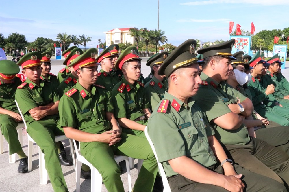 Triển lãm tranh cổ động tuyên truyền về chủ quyền biên giới và biển đảo Tổ quốc - ảnh 3