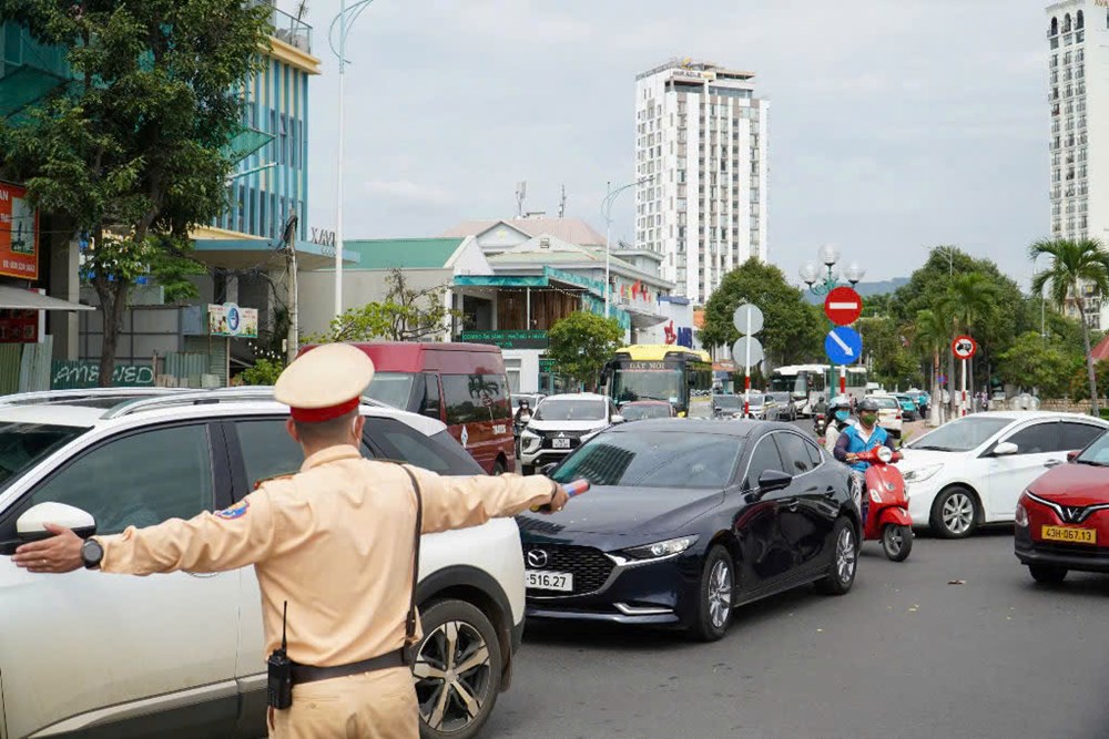  Cần thay đổi cách thức đón khách khi Nha Trang sẽ cấm xe du lịch trên 29 chỗ vào giờ cao điểm - ảnh 1