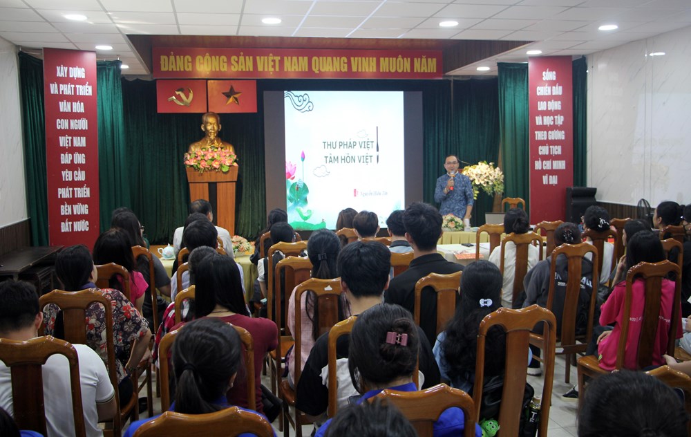 Bảo tàng TP.HCM tổ chức chuyên đề “Thư pháp Việt - Tâm hồn Việt” cho sinh viên và du khách - ảnh 3