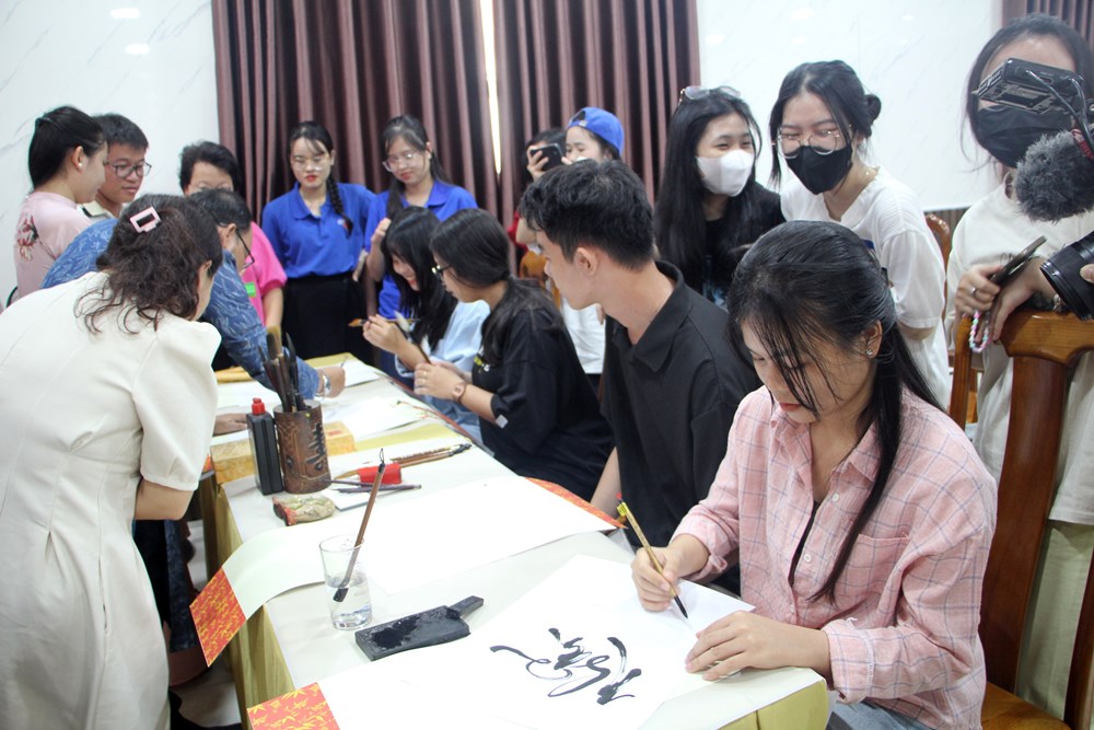 Bảo tàng TP.HCM tổ chức chuyên đề “Thư pháp Việt - Tâm hồn Việt” cho sinh viên và du khách - ảnh 4