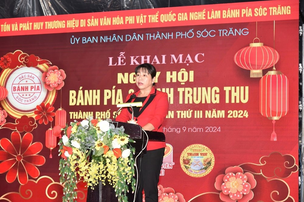 Ngày hội bánh Pía, bánh Trung thu và trình diễn trang phục truyền thống các dân tộc  - ảnh 1