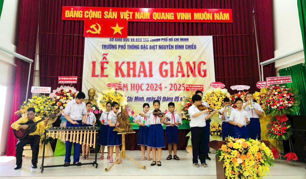 Xúc động lễ khai giảng ở ngôi trường phổ thông đặc biệt - ảnh 1