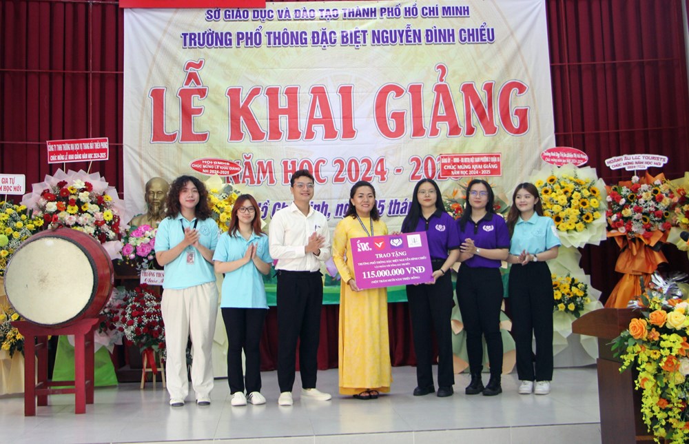 Xúc động lễ khai giảng ở ngôi trường phổ thông đặc biệt - ảnh 4