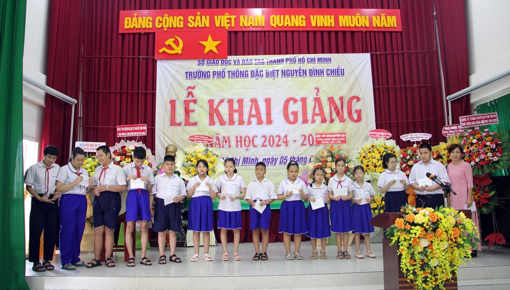 Xúc động lễ khai giảng ở ngôi trường phổ thông đặc biệt - ảnh 5