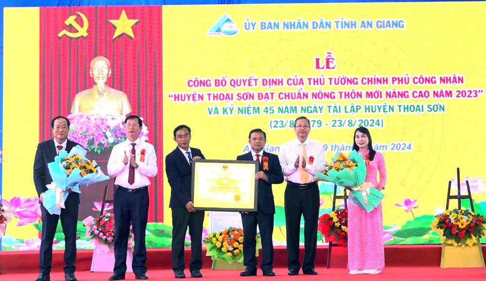 Huyện đầu tiên của tỉnh An Giang đạt chuẩn nông thôn mới nâng cao - ảnh 1