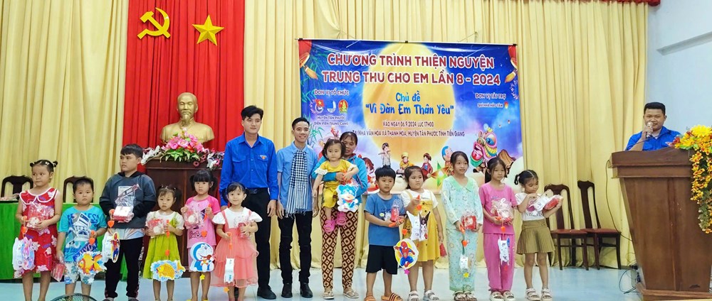 Trao quà trung thu cho hơn 1.000 thiếu nhi tỉnh Tiền Giang - ảnh 1