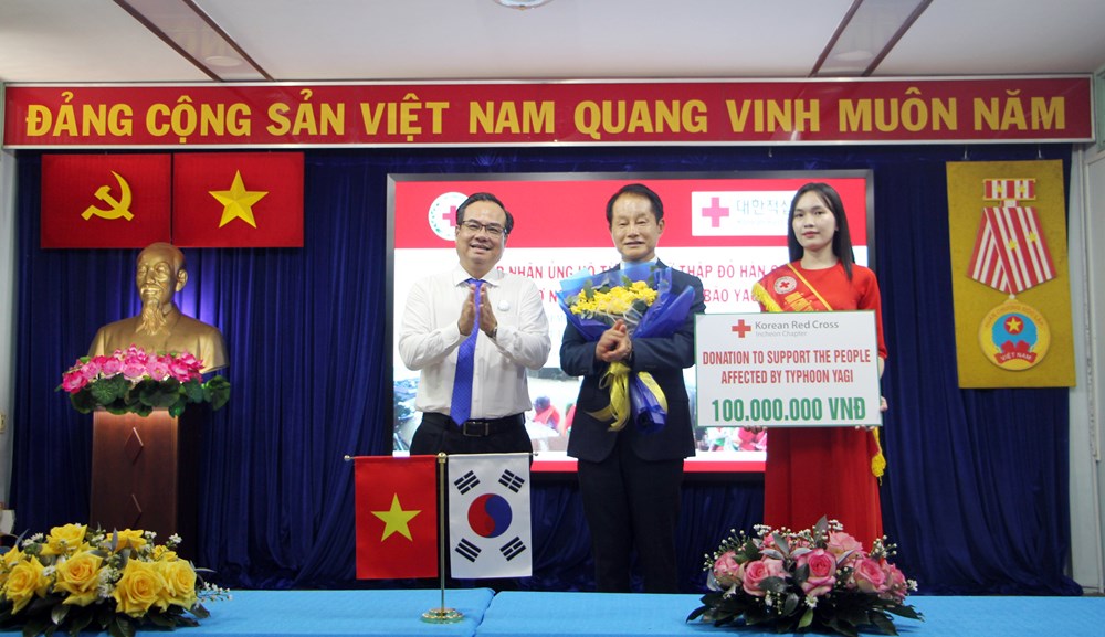 Hội Chữ thập đỏ Hàn Quốc trao hỗ trợ Nhân dân Việt Nam bị thiệt hại từ bão số 3 - ảnh 2