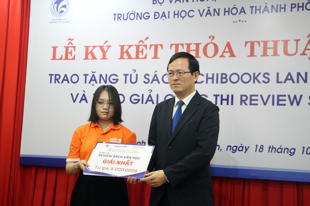 Trường ĐH Văn hóa TP.HCM tiếp nhận Tủ sách “Lan tỏa yêu thương”  - ảnh 5