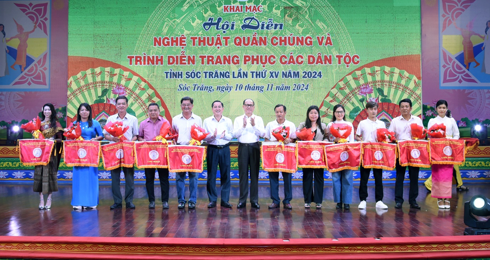 Hội diễn nghệ thuật quần chúng và trình diễn trang phục dân tộc năm 2024 - ảnh 1