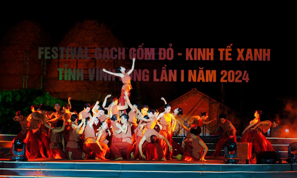 Ấn tượng chương trình nghệ thuật với 200 diễn viên tại Festival Gạch gốm đỏ-Kinh tế xanh 2024 - ảnh 1