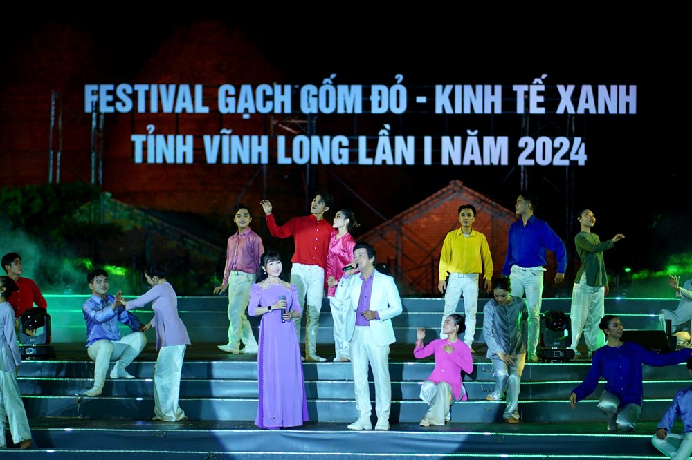 Ấn tượng chương trình nghệ thuật với 200 diễn viên tại Festival Gạch gốm đỏ-Kinh tế xanh 2024 - ảnh 3